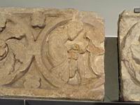 Cluny, Sculpture romane, Medaillon, Moine se tenant le pied (Musee du Palais Jean de Bourbon)